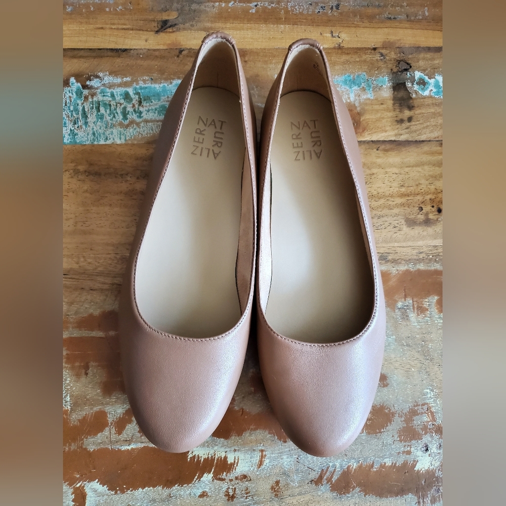 Naturalizer Women’s Light Brown Ballet Flats